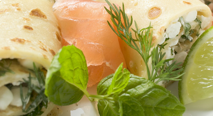Palatschinken mit Landfrischkäse, Kräutern und Lachs