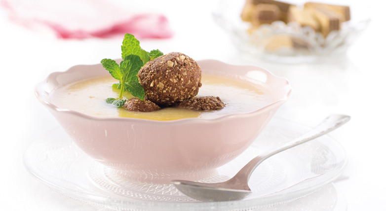 Süße Apfelsuppe mit Manner-Schnitten-Knödel