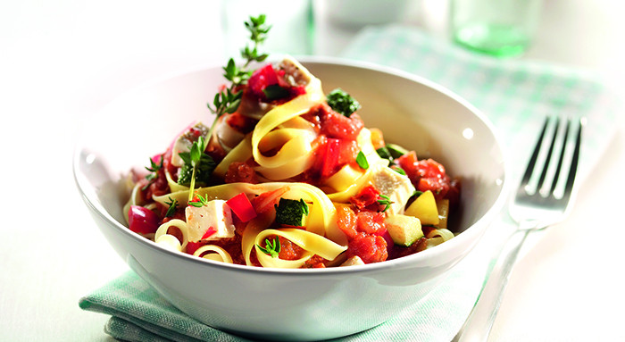 Tagliatelle alla Bolognese Paprika, Zucchini und marinierten Schafskäsewürfeln