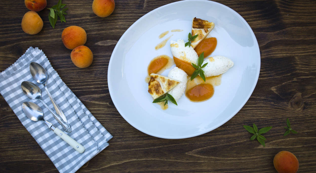 Topfenschaum, Cheesecake und Marillenröster