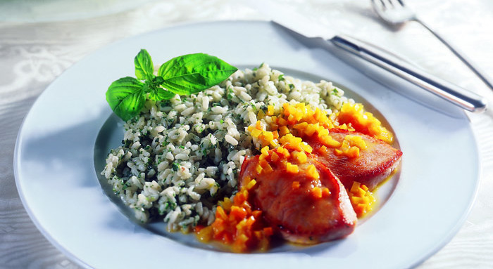 Putenfilets in Safran-Gemüsesaft mit Kräuterrisotto