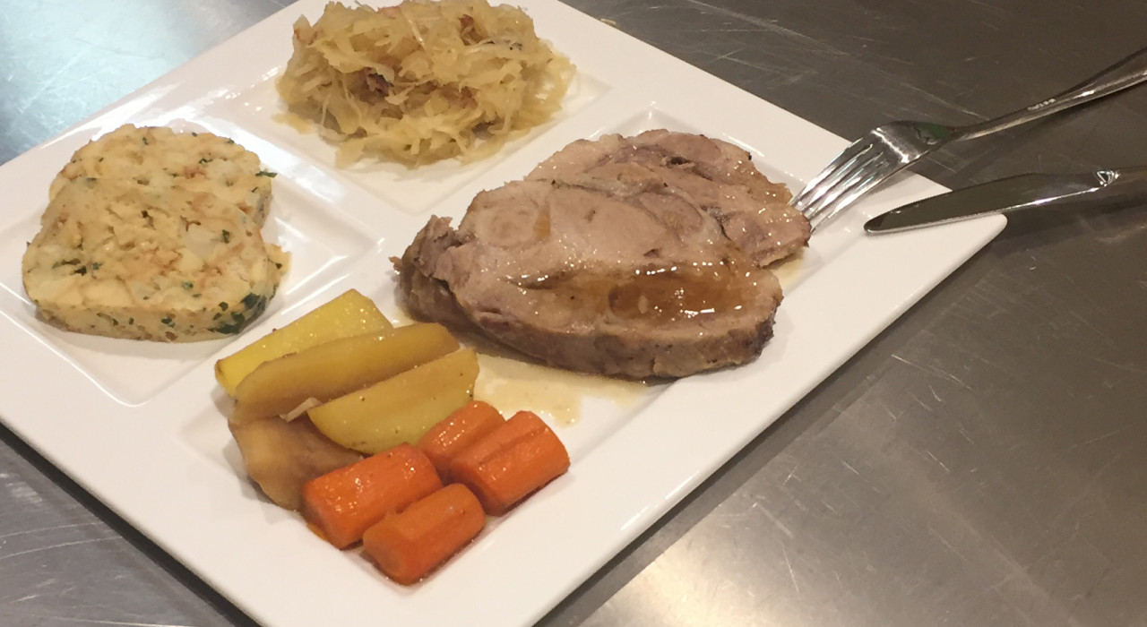 Bierschweinsbraten auf Wurzelgemüse mit Sauerkraut und Knödel