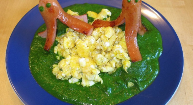 Witzige Würstelkraken im Spinatmeer