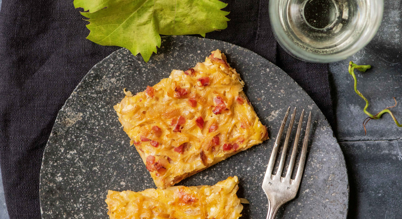 Zweierlei Zwiebelkuchen – halb Speck, halb Käse-Kümmel