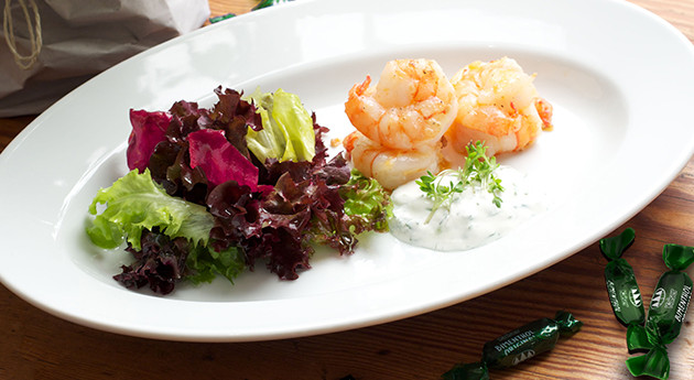 Gegrillte Riesengarnelen mit Bimenthol®-Kräutersauce und Salatbouquet