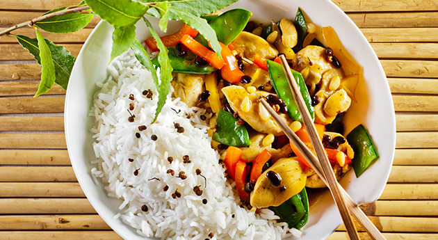 Hühnergeschnetzeltes auf chinesische Art mit Reis