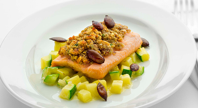 Lachsforelle in der Kürbiskernkruste auf cremigen Zucchini 