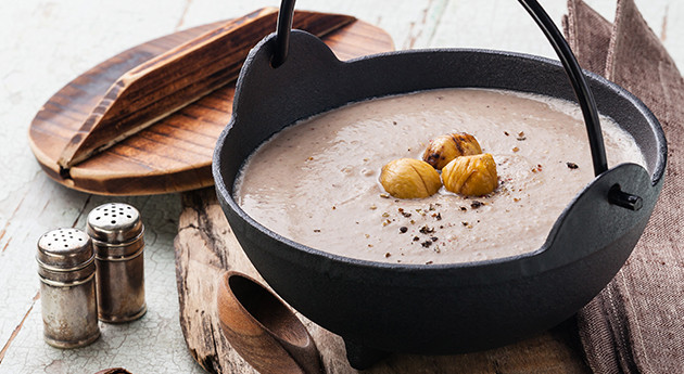Cappuccino von der Maroni mit Trüffelschaum, dazu in Prosciutto gehüllte Grissini