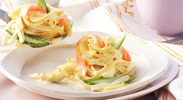 Nudelnester mit Lachs und Spargel