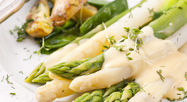 Grün-weißer Spargel mit Kresse-Hollandaise 