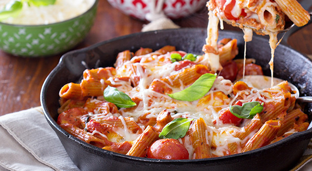 Überbackene Penne mit Tomaten und Thunfisch