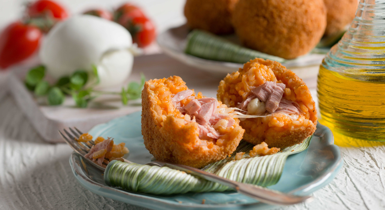 Reisbällchen mit Thunfisch und geschmolzenem Mozzarella