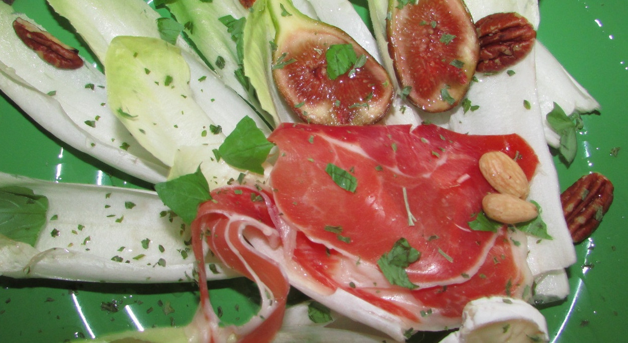 Chicorée mit Parma Schinken, Brie und Nüssen und Feigen-Vinaigrette