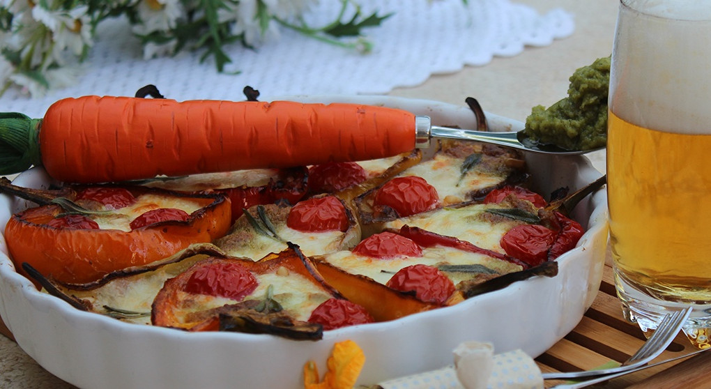 Gegrillte Paprikaschoten mit Kirschtomaten, Mozzarella und Basilikum-Pesto