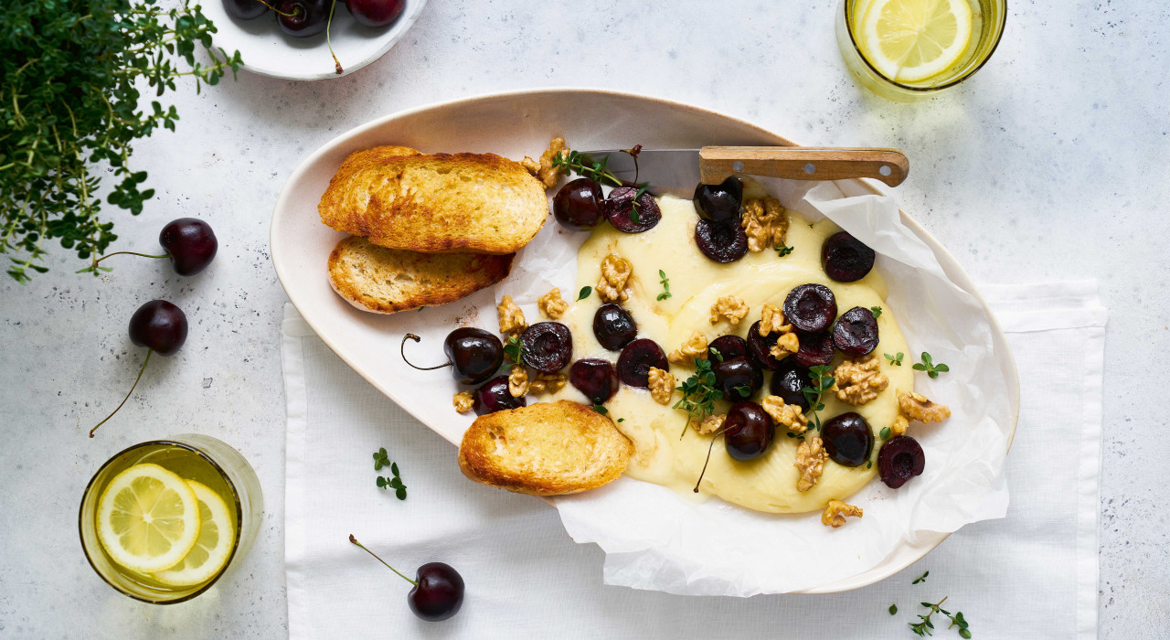 Warmer Camembert mit gerösteten Kirschen