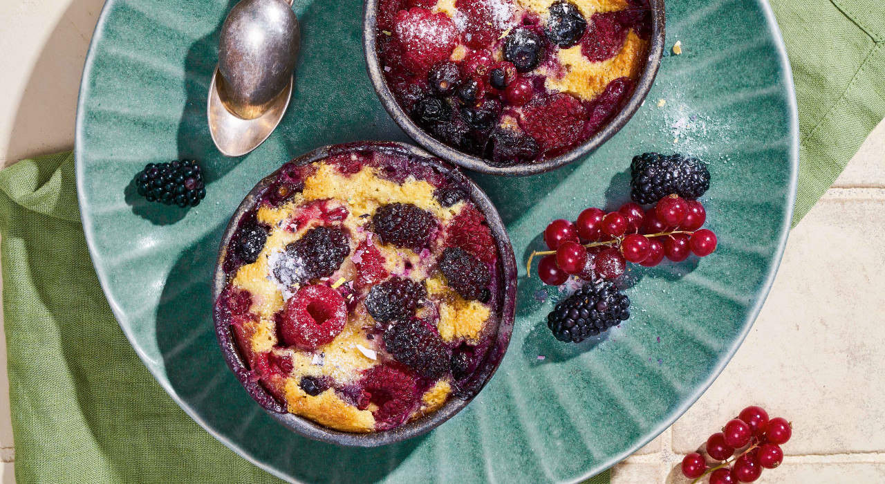 Clafoutis mit Beeren und Rosenzucker 