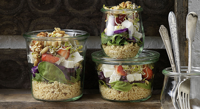 Couscous-Erdbeer-Spinat-Salat mit Schafkäse und Nüssen