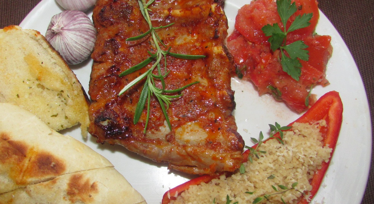 BBQ-Spareribes mit gegrilltem Spitzpaprika mit Couscous gefüllt und Knoblauchbrot