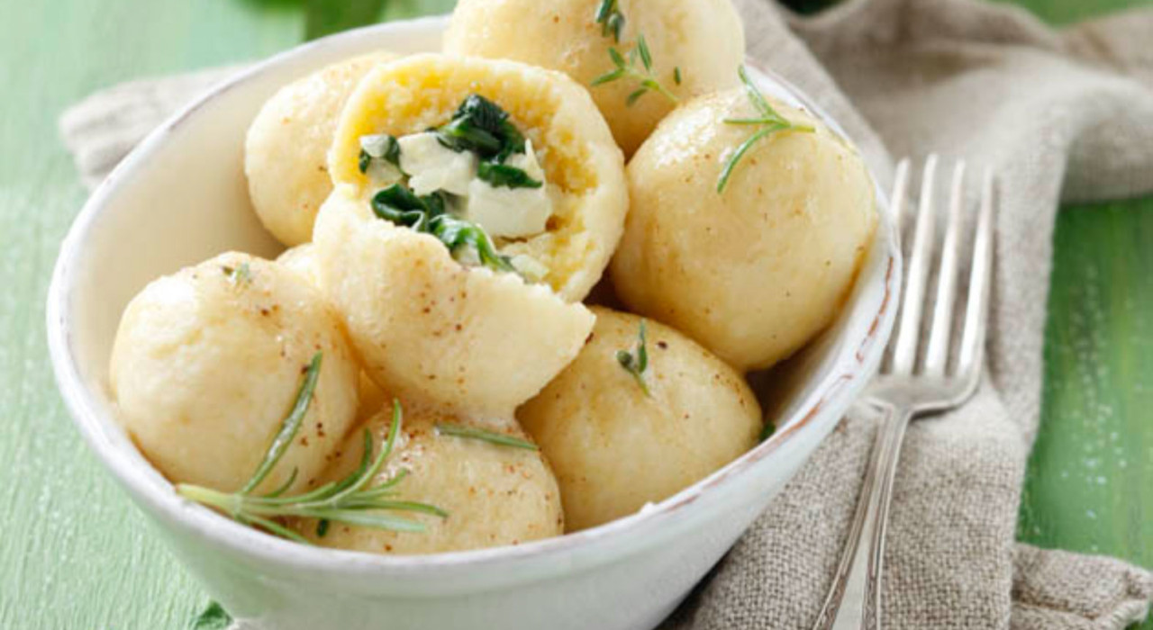 Erdäpfelknödel mit Spinat-Schafskäsefülle und brauner Butter
