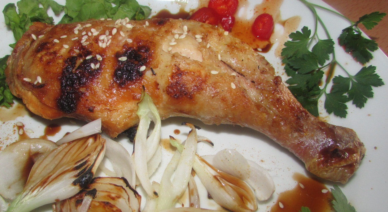 Hühnerkeulen mit Soja-Honig-Sauce und Sesam und gegrilltem Fenchel