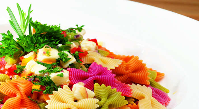 Bunte Farfalle mit Paprika und Schafskäse