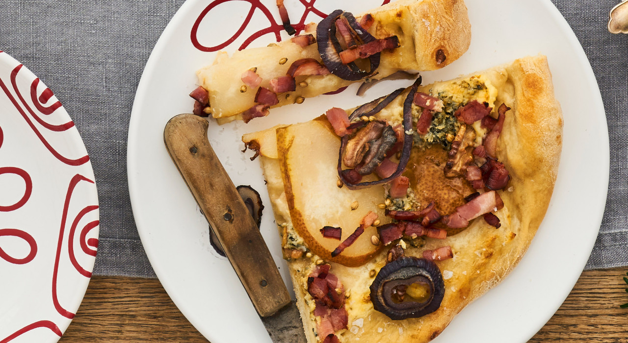Flammkuchen mit Birnen, Speck und Walnüssen