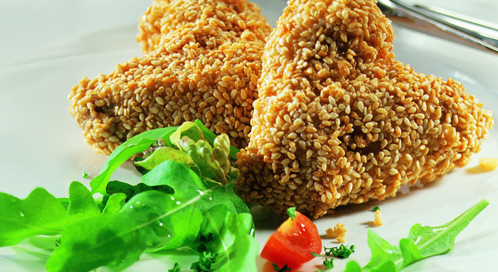 Mit Sesam panierte Hühnerflügerl