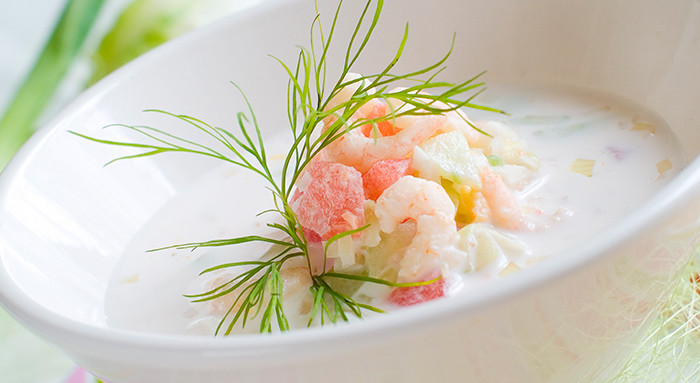 Geeiste Gurkensuppe mit Räucherlachsstreifen