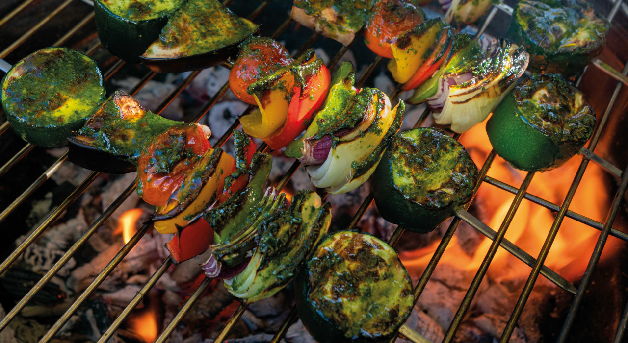 Gemüse-Spieße mit Kräuterpaste und Süßkartoffel-Chili-Creme 