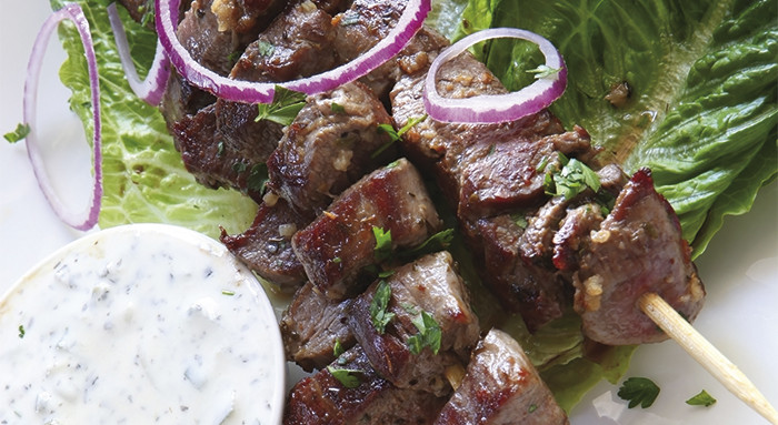 Hühnerspieße mit Knoblauchjoghurt