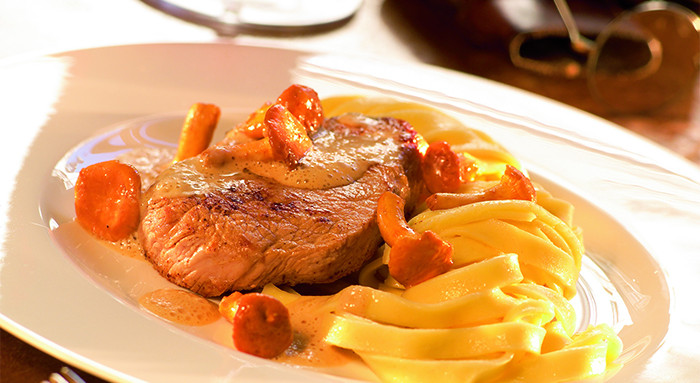 Kalbsrückenfiltet auf Eierschwammerlsauce