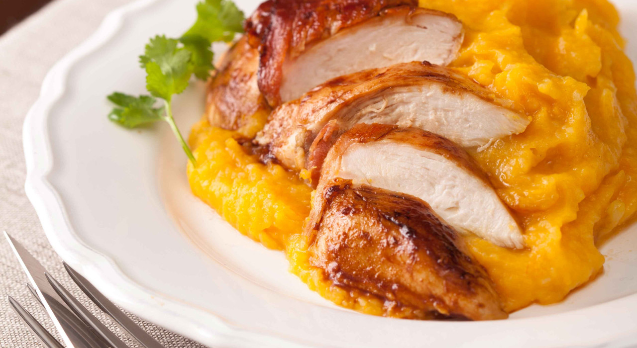 Kürbispüree mit Hühnerbrust im Speckwickel 