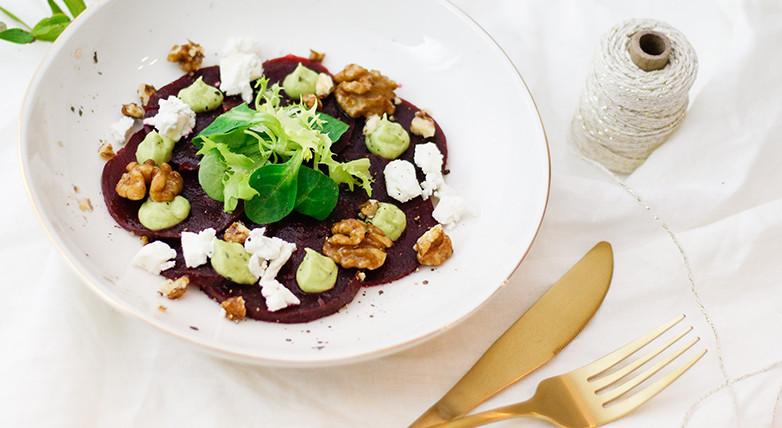 Rote Rüben Carpaccio mit Ziegenkäse und Avocadocreme
