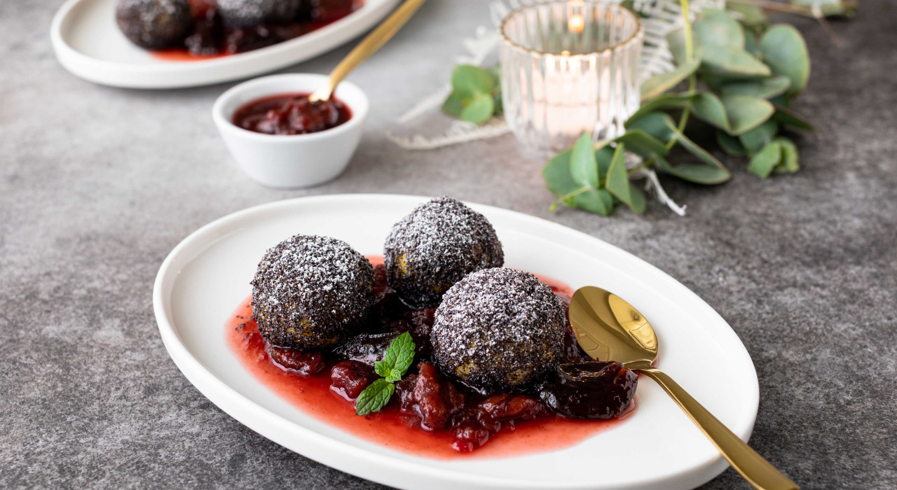 Mohn-Grießknödel auf Zwetschkenröster
