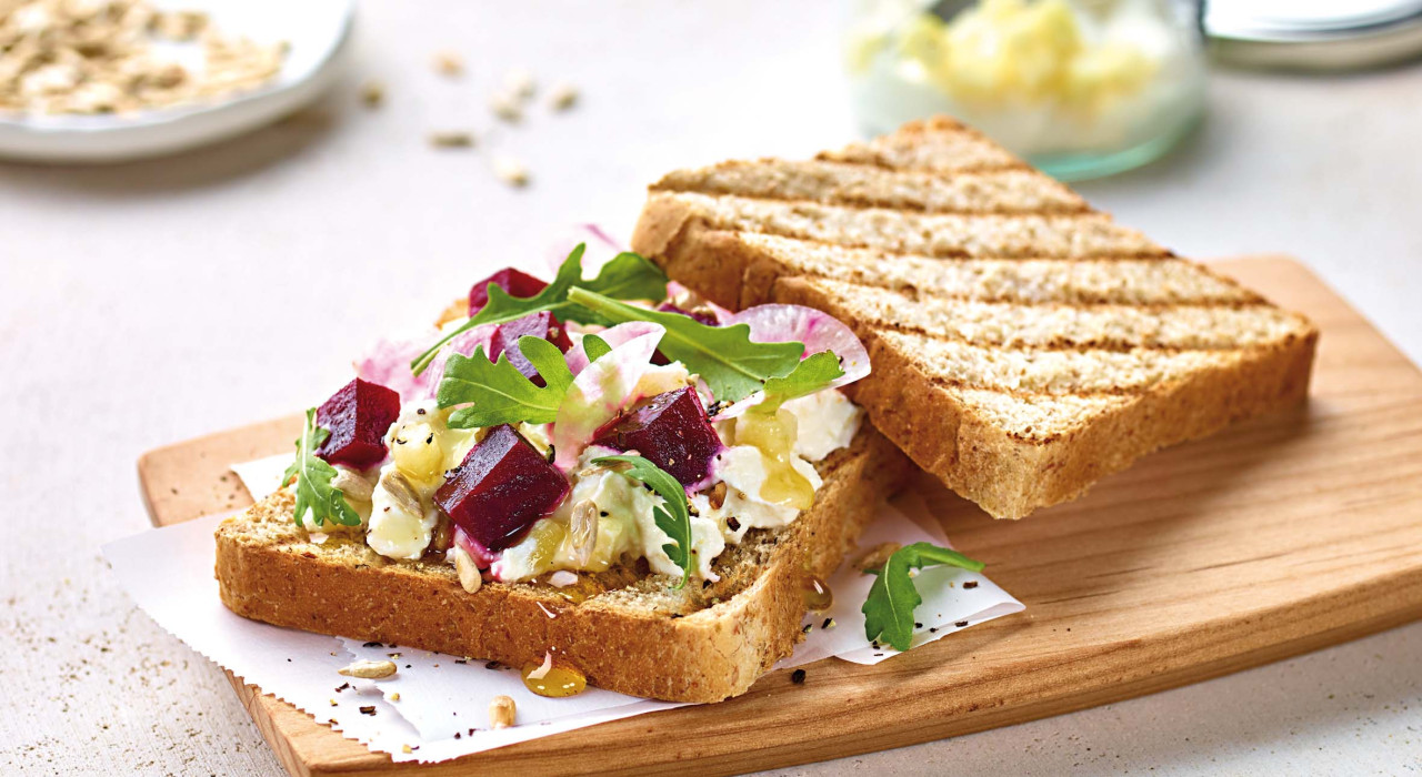 Mehrkorn Toast rote Rüben, Apfel-Kren, Chioggia Rübe & geröstete Sonnenblumenkerne