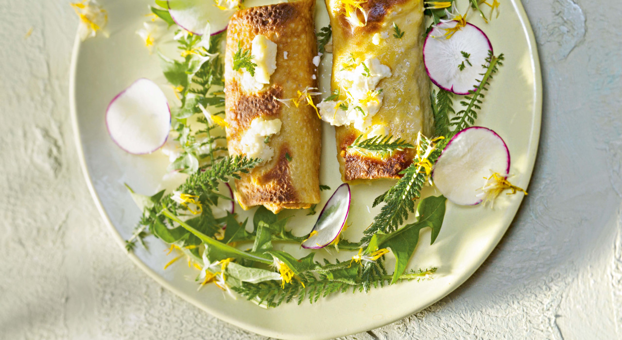 Kräuterpalatschinken mit Schafkäse und Löwenzahn