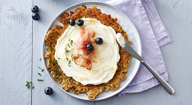 Kräuter-Pfannkuchen mit Schinken, Blaubeeren und Ahornsirup