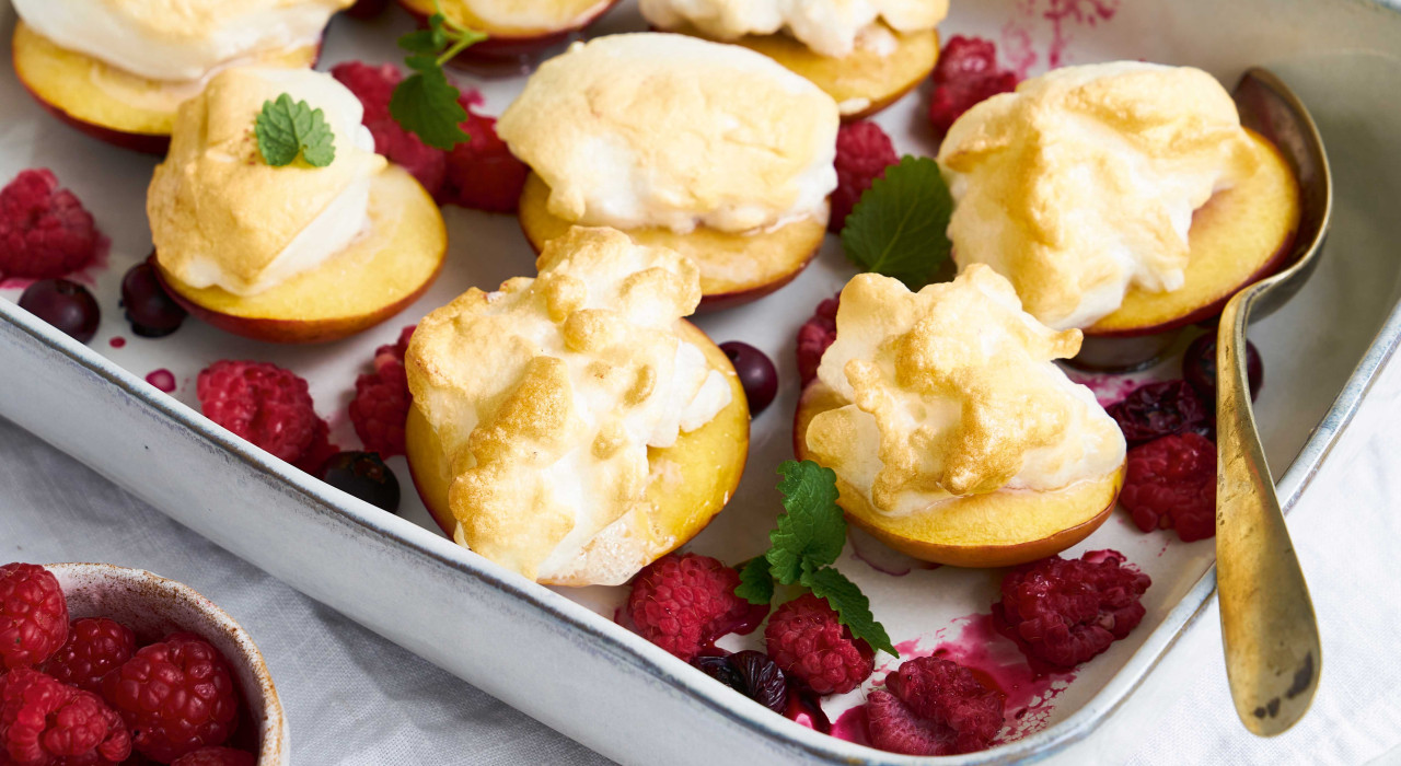 Nektarinen mit Baiserhäubchen & Beeren
