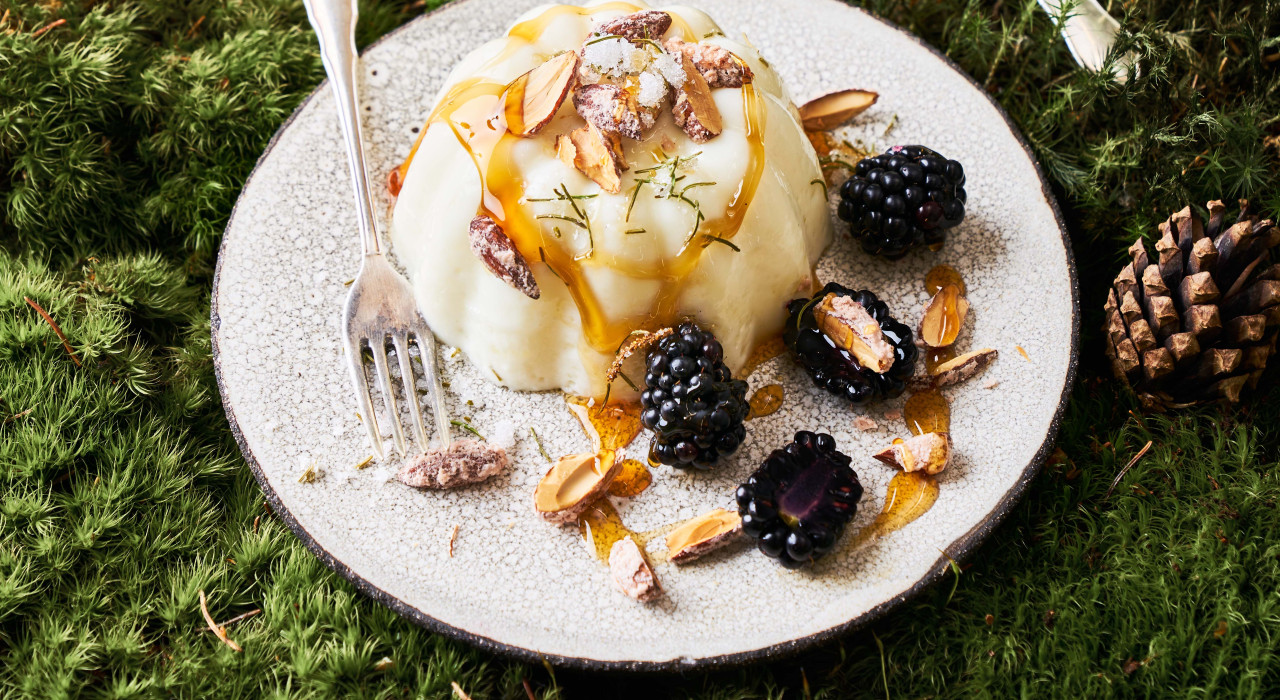 Fichtennadelpudding mit gebrannten Nüssen und Honig