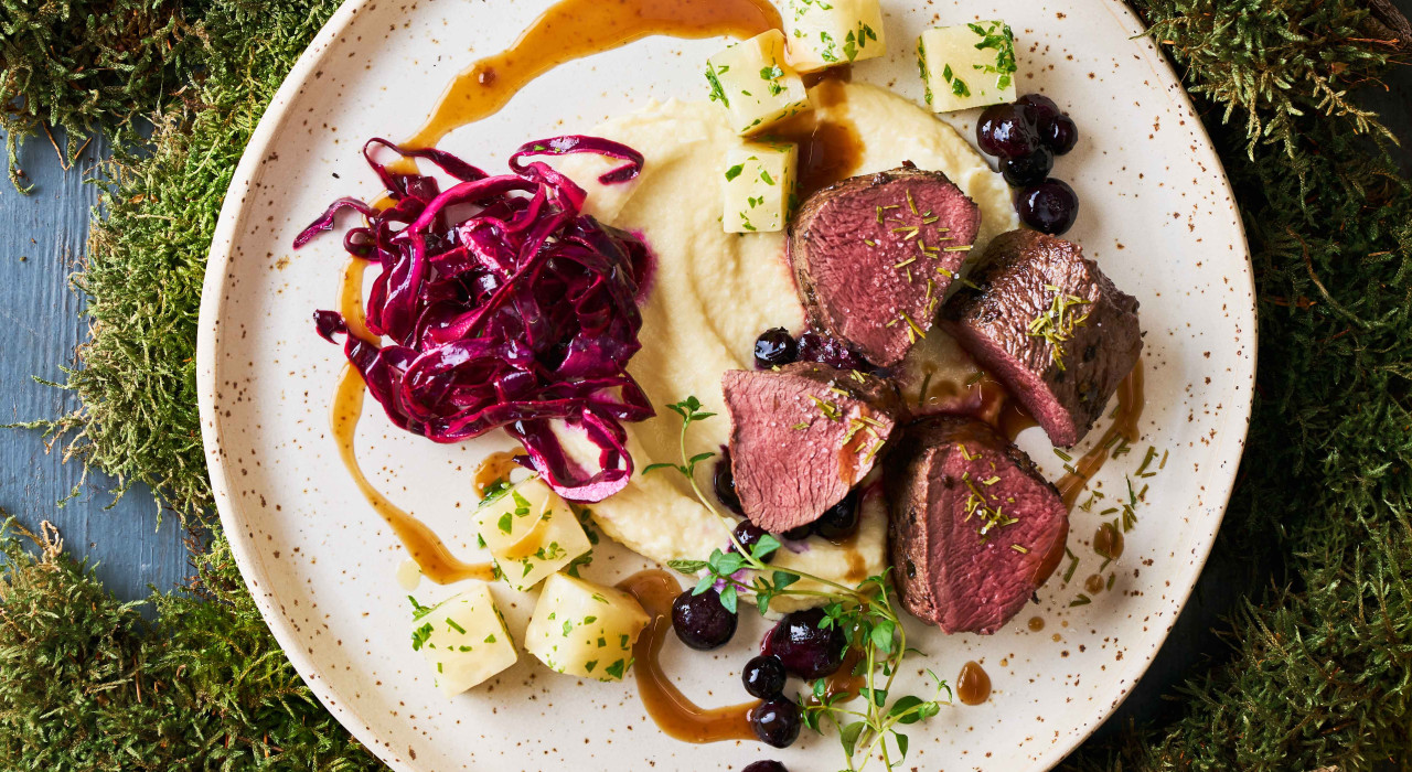 Rosa gebratener Rehrücken mit Tannensalz, Selleriepüree und Waldheidelbeeren