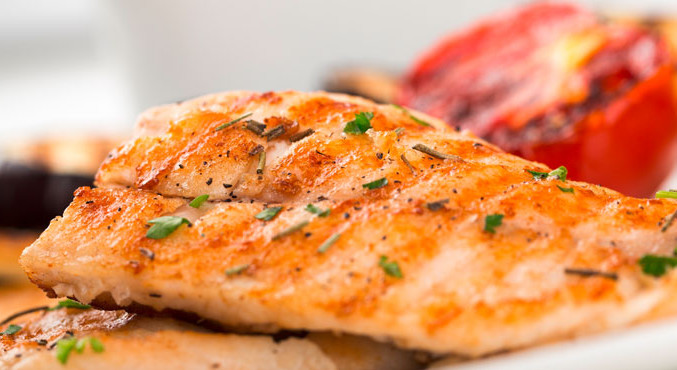 Zander mit Portwein-Radicchio, geschmorten Erdäpfeln und cremigen Porree