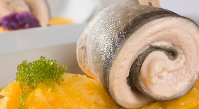 Rollmops von der Forelle auf Kürbiszwiebel