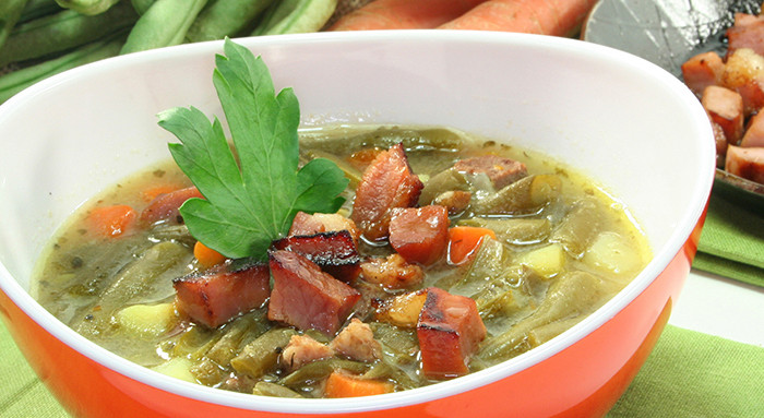 Fisolensuppe mit Speckwürfel