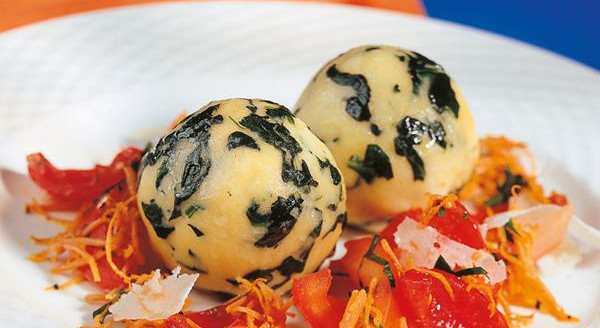 Spinatknödel mit Paradeiserragout